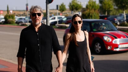 Alberto Ammann Rey y Clara Méndez-Leite llegan a la capilla ardiente de la actriz Verónica Echegui, en Madrid, este lunes.