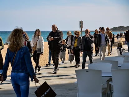 El paseo marítimo de Platja d’Aro, en la Costa Brava, este domingo.