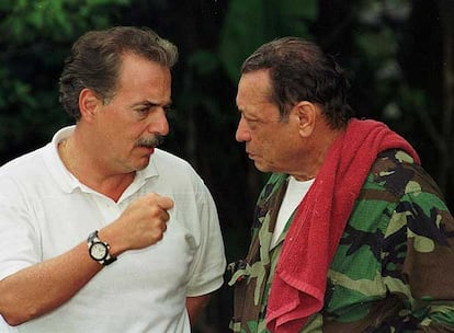 Andrés Pastrana (izquierda) y Manuel Marulanda, en una reunión en el sur de Colombia.