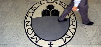 Logotipo de Monte dei Paschi di Siena, en el suelo de Roma.