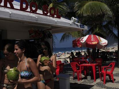 Bañistas en un bar de la playa de Ipanema.