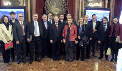 Ibon Areso junto a representantes de las delegaciones de Bilbao y Brasil.