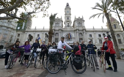 Los ciclistas han reivindicado en la plaza del Ayuntamiento, punto del que partía el recorrido, mejores infraestructuras. El concejal de Movilidad de Valencia, Giuseppe Grezzi, asegura que el proyecto de anillo ciclista se publicará pronto. Es una reivindicación histórica del movimiento ciclista.