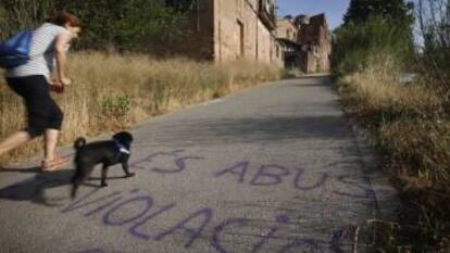 La fábrica abandonada donde cinco hombres, mayores de edad, penetraron a una menor en Manresa (Barcelona).