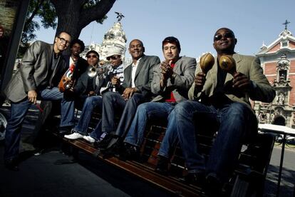 El Septeto Santiaguero, a la puerta del C&iacute;rculo de Bellas Artes de Madrid. 