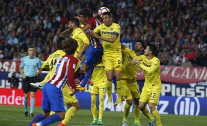 Bruno trata de despejar el balón ante Giménez.