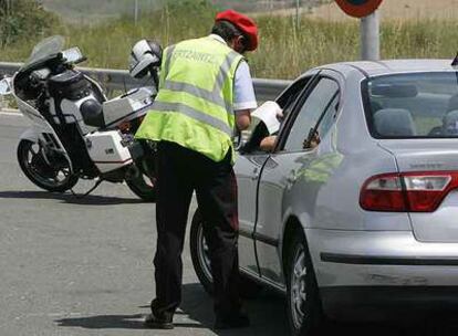 Un <i>ertzaina</i> para a un automovilista en un control de velocidad.