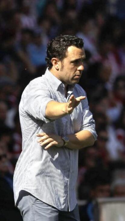Sergio González, da instrucciones a sus jugadores durante el partido frente al Atlético