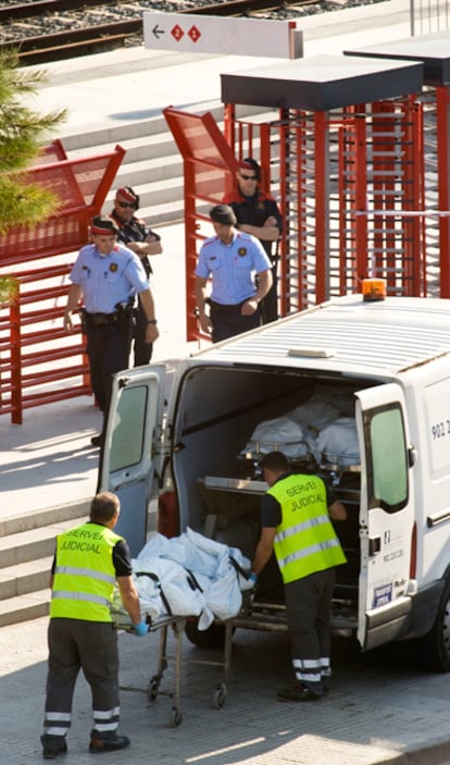 Agentes del servicio judicial trasladan alguna de las víctimas del accidente ferroviario al Insituto de Medicina Legal de Cataluña donde serán identificados.