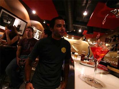 El bar L'Altro, situado en la madrileña calle de Bailén, prepara gran parte de sus cócteles a base de campari.