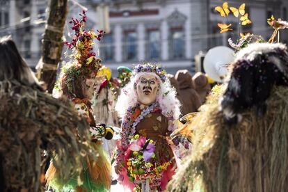 Desfile de enmascarados por las calles de Lucerna (Suiza) durante las fiestas de carnaval (Suiza).