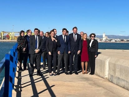 El ministro de Transportes, Óscar Puente, y el presidente de la Comunidad Valenciana, Carlos Mazón, entre distintas personalidades esta mañana en el puerto de Valencia.