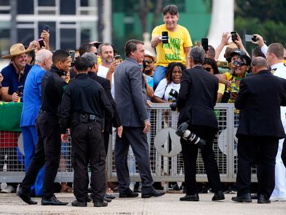 Bolsonaro diante de apoiadores no Palácio do Planalto, nesta segunda-feira.