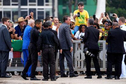 Bolsonaro diante de apoiadores no Palácio do Planalto, nesta segunda-feira.