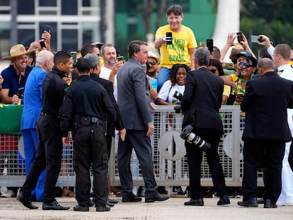 Bolsonaro diante de apoiadores no Palácio do Planalto, nesta segunda-feira.