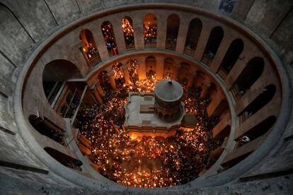 Devotos sostienen velas en la ceremonia del Santo Fuego Cristiano Ortodoxo en la Iglesia del Santo Sepulcro en Jerusalén, Israel.