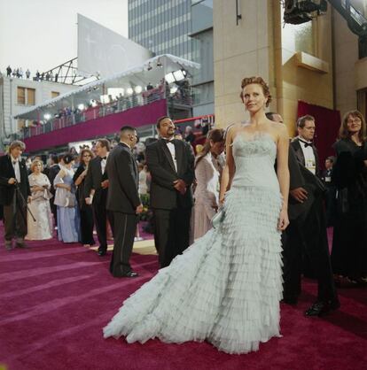 Charlize Theron con un vestido Gucci en la gala de 2005, en la que arrasó 'Million dollar baby' de Clint Eastwood.