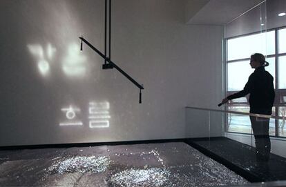La obra 'Four rivers', que usa espejos tallados sobre los que la luz reflejada proyecta mensajes ocultos