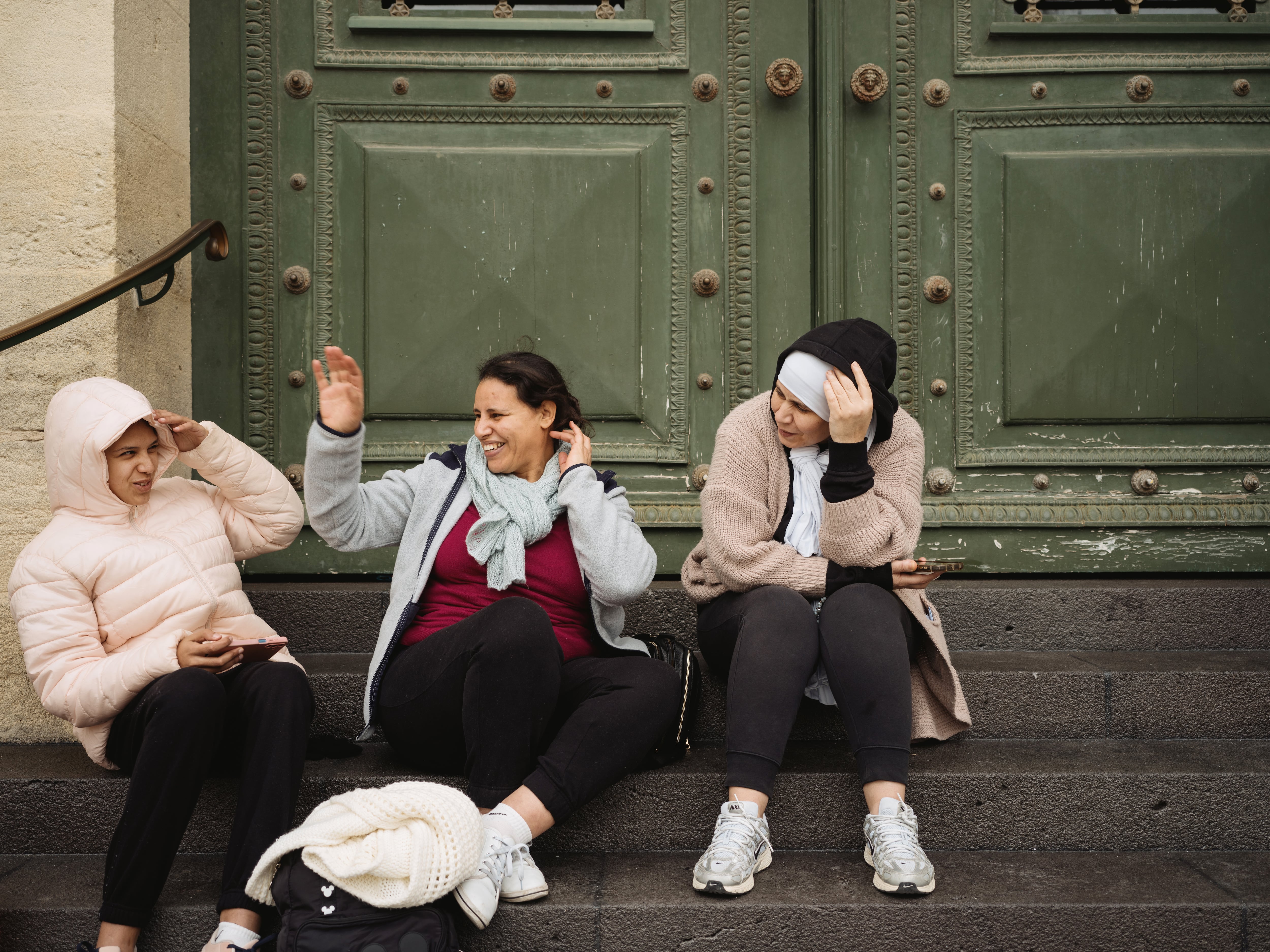Fatima y Badia, dos mujeres árabes, charlan con la hija de una de ellas en las escaleras del teatro de Béziers.