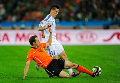 Joris Mathijsen intenta quitarle el balón a Marek Hamsik en el partido de octavos que enfrentó a Holanda y Eslovaquia.
