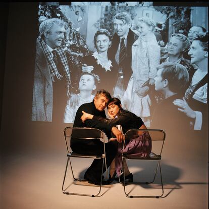 Los actores Eduard y Greta Fernández, durante una proyección improvisada de 'Qué bello es vivir'.