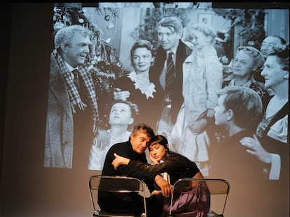 Los actores Eduard y Greta Fernández, durante una proyección improvisada de 'Qué bello es vivir'.