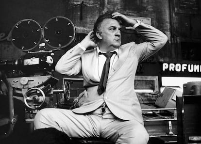 Federico Fellini, a principios de los setenta, en el rodaje de Roma, en los estudios de Cinecittà.