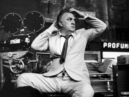 Federico Fellini, nos anos 1970, nos estudios da Cinecittà.