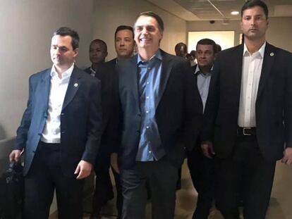 O presidente Bolsonaro, ao deixar o hospital.