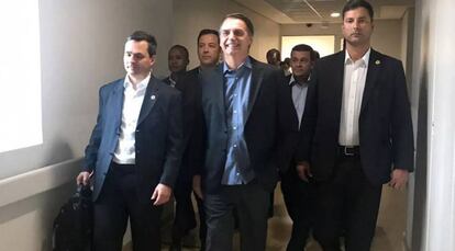 El presidente Bolsonaro abandona el hospital, en São Paulo, este miércoles.