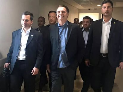 O presidente Bolsonaro, ao deixar o hospital.