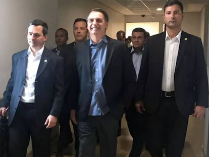 O presidente Bolsonaro, ao deixar o hospital.