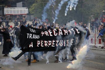 Universitarios franceses se enfrentan a la policía durante una protesta contra la reforma laboral en la ciudad de Nantes (Francia).  