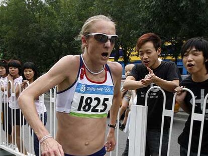 Radcliffe reanuda la carrera tras sufrir unos calambres.