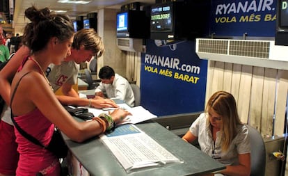 Viajeros en un mostrador del aeropuerto de Girona.