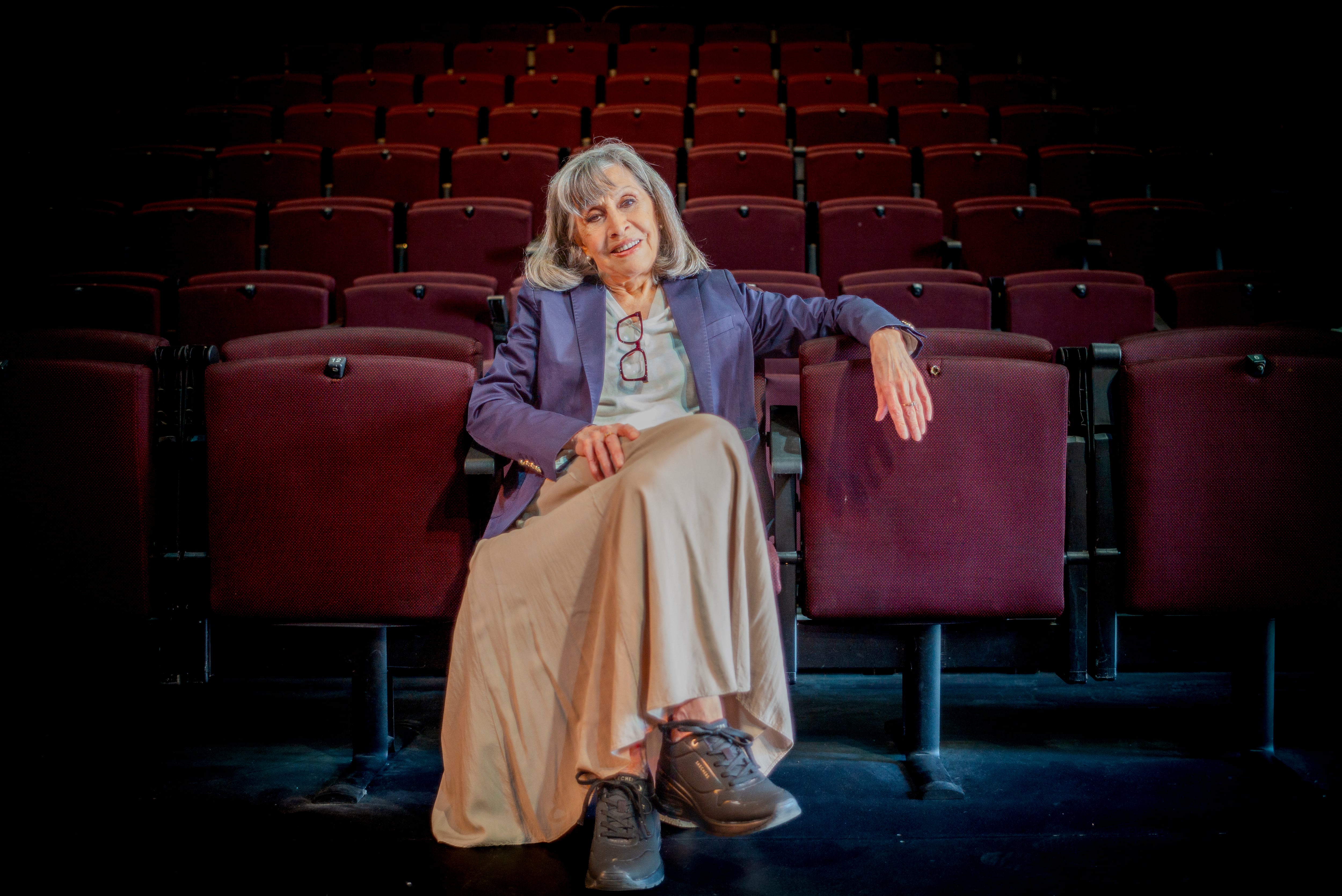 Rota, sentada en el auditorio de su escuela de teatro, donde han aprendido el oficio varias generaciones de actores y actrices.