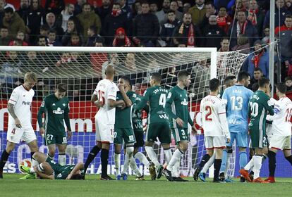 Momentos de tensión en el pasado derbi Sevilla-Betis.