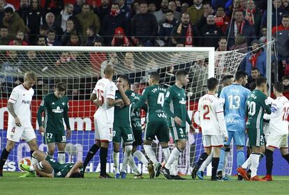 Momentos de tensi&oacute;n en el pasado derbi Sevilla-Betis. 