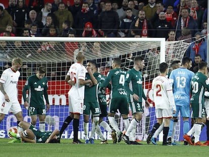 Momentos de tensi&oacute;n en el pasado derbi Sevilla-Betis. 