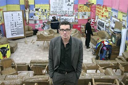 Thomas Hirschhorn, delante de su instalación <i>Swiss-swiss democracy, </i><b>en el Centro Cultural Suizo de París.</b>