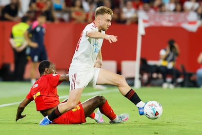 El delantero del Sevilla Peque Fernández se escapa de Hazzazi, del Al-Qadsiah, durante el partido del Torneo Antonio Puerta, que ganaron los andaluces en los penaltis.