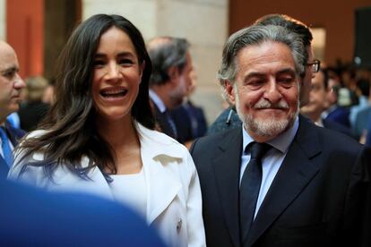 La candidata de Ciudadanos al Ayuntamiento, Begoña Villacís, junto al candidato del PSOE, Pepu Hernández, a su llegada al acto de imposición de las Medallas de la Comunidad de Madrid.