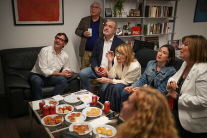 Salvador Illa, candidato socialista a la presidencia de la Generalitat, junto con Manuel Castells, Jordi Hereu, Lluïsa Moret y el resto de su equipo, siguen el escrutinio de las votaciones. 