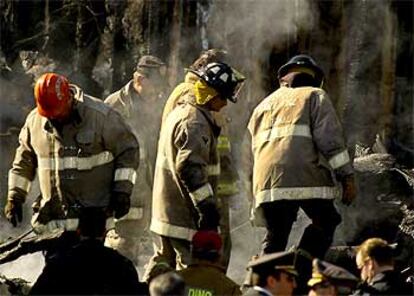 Varios bomberos continúan la búsqueda de víctimas en los restos de la discoteca Tha Station.