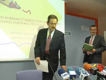 Gurutz Larrañaga, en primer término, acompañado por Xabier Sánchez Robles, en una rueda de prensa en Bilbao.