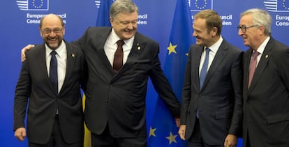 De izquierda a derecha, Schulz, Poroshenko, Tusk y Juncker.
