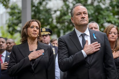 La Vicepresidenta Kamala Harris y el Segundo Caballero Doug Emhoff durante la ceremonia de conmemoración en el National September 11th Memorial en la ciudad de Nueva York.