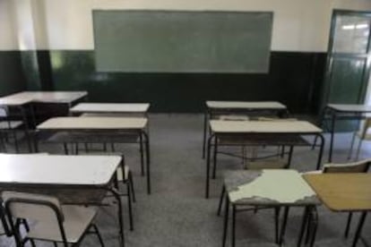 En 2013, la falta de acuerdo entre maestros y administraciones públicas obligó a posponer el inicio del curso escolar, ya que los docentes se declararon en huelga el primer día de clases después de que el Gobierno fijara un alza salarial del 22 %, 8 puntos menos de lo que reclamaban los gremios. EFE/Archivo