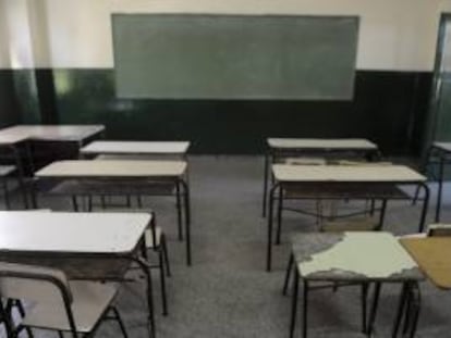 En 2013, la falta de acuerdo entre maestros y administraciones públicas obligó a posponer el inicio del curso escolar, ya que los docentes se declararon en huelga el primer día de clases después de que el Gobierno fijara un alza salarial del 22 %, 8 puntos menos de lo que reclamaban los gremios. EFE/Archivo