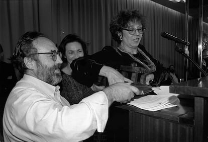 Maruja Torres recibe de manos de Bonifacio de la Cuadra el premio de periodismo de la Asociación Pro Derechos Humanos (APDH).